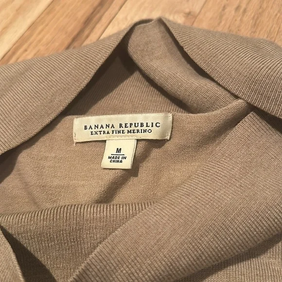 Banana Republic envelope neck camel merino wool sweater. Size M. - Picture 3 of 5